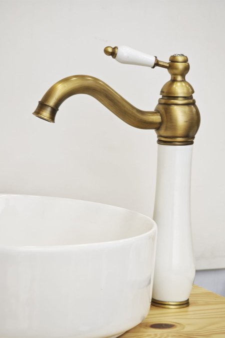 حنفية مغسلة أرضية أبيض وذهبي معتّق بتصميم كلاسيكي فاخر